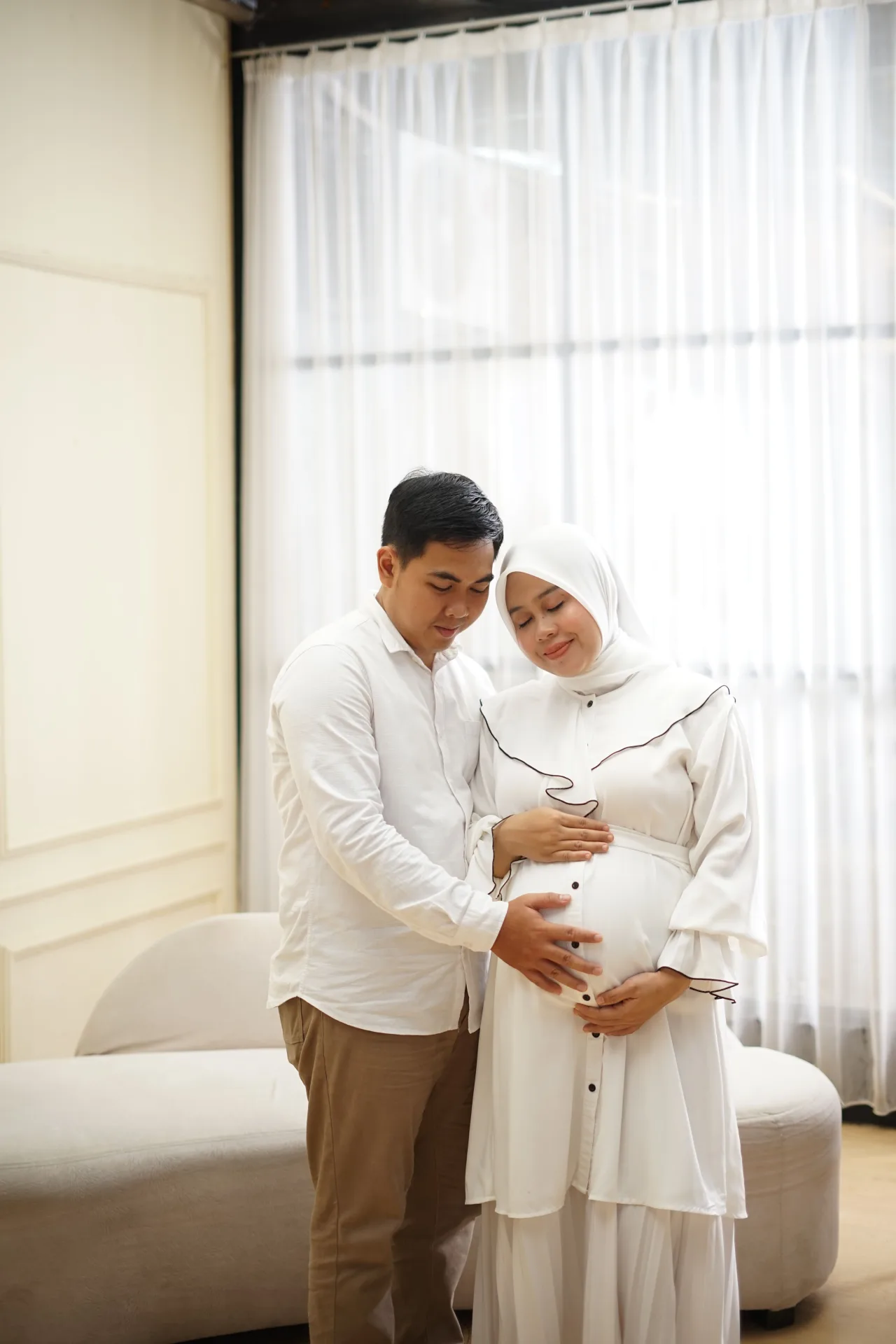 Contoh hasil foto maternity di Vibesroom Studio