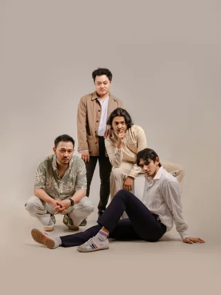 Thumbnail contoh foto group di Vibesroom Studio