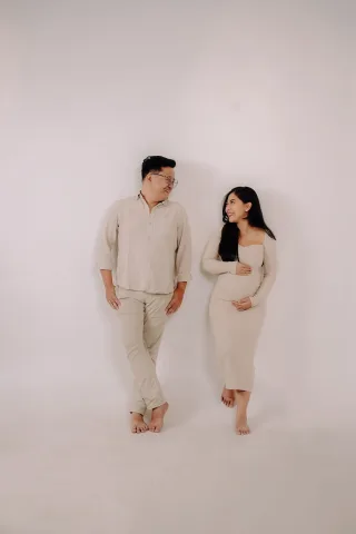 Thumbnail contoh foto maternity di Vibesroom Studio