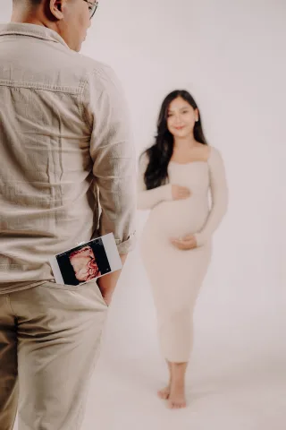 Thumbnail contoh foto maternity di Vibesroom Studio