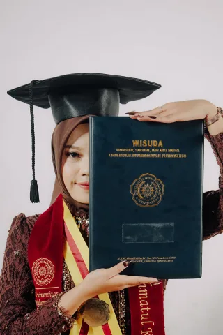 Thumbnail contoh foto graduation di Vibesroom Studio