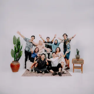 Thumbnail contoh foto group di Vibesroom Studio