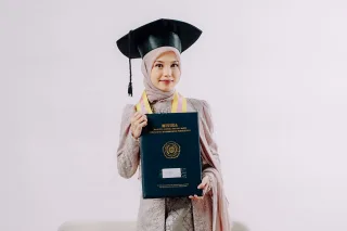 Thumbnail contoh foto graduation di Vibesroom Studio