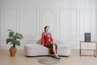 Thumbnail contoh foto graduation di Vibesroom Studio
